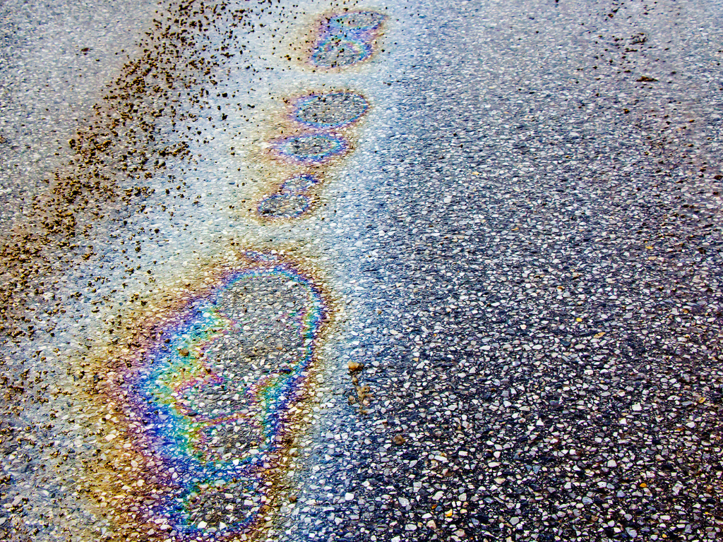 Wie man Ölverschmutzungen auf Straßen reinigt?